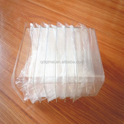 Une coupe de mesure en plastique conçue de façon pratique pour une posologie médicamenteuse précise